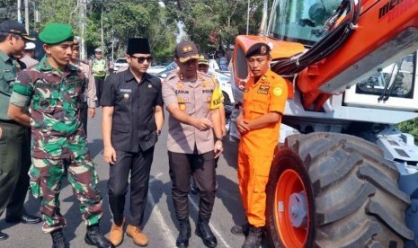 Bupati Trenggalek Mochamad Nur Arifin (dua dari kanan)