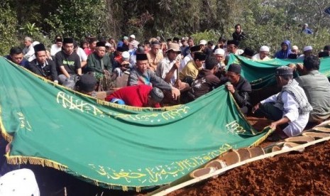  Korban longsor batu di Kampung Cirawa Desa Kanoman Kecamatan Cianjur, dimakamkan berdampingan