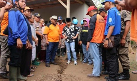 Bupati Trenggalek Mochamad Nur Arifin meninjau lokasi tanah gerak di Desa Melis, Kecamatan Gandusari, Sabtu (28/12/2019).