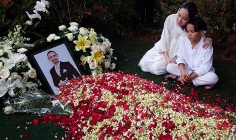 Bunga Citra Lestari atau BCL dan sang anak, Noah di makam Ashraf Sinclair.