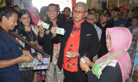  Bupati Kuningan Acep Purnama bersama Kepala Tim KPwBI Cirebon Yukon Afrinaldo