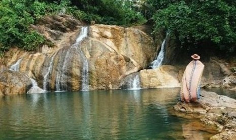  Curug Ciwatin terletak di Kecamatan Cikatomas Tasikmalaya