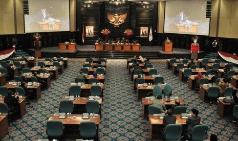  Rapat Paripurna Peresmian Alat Kelengkapan Dewan (AKD) tersebut dipimpin oleh Wakil Ketua DPRD Jawa Barat Achmat Ru'yat dan dihadiri oleh Wakil Gubernur Jawa Barat Uu Ruzhanul Ulum.