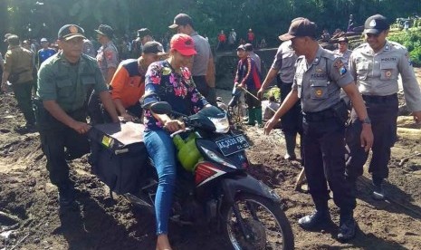 Usai Banjir, Jalan di Blitar Kini Bisa Dilalui Motor