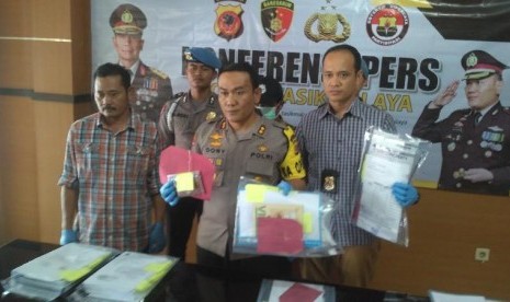  Polres Tasikmalaya berhasil mengungkap dugaan tindak pidana korupsi Dana Desa (DD) tahun 2017 di Desa Cipakat Kecamatan Singaparna Kabupaten Tasikmalaya.