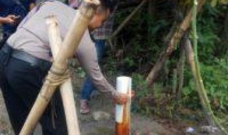  Fenomena sumur semburkan gas dan api di Krendowahono, Karanganyar. Foto/Wardoyo