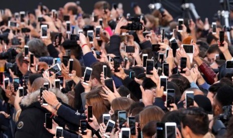 2019 Hampir Berakhir, Siapa Raja Pasar Ponsel Dunia? Samsung, Huawei, atau Apple?. (FOTO: Reuters/Charles Platiau)