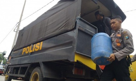 Polisi mengamankan 3.000 liter BBM jenis premium yang diduga ditimbun.