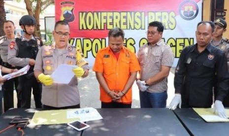  Wakapolres Kompol Saprodin didampingi Kasubag Humas AKP Agus Jumadi saat menggelar konferensi pers penangkapan otak perampokan juragan beras di Mapolres Sragen, Kamis (31/10/2019). Foto/Wardoyo