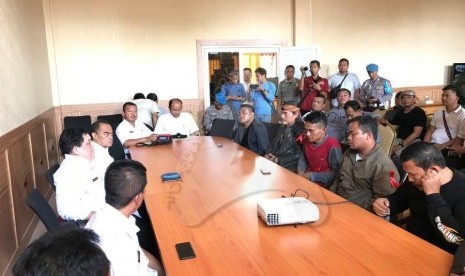  Puluhan perwakilan warga dari Desa Cisarandi dan Sukamulya, Kecamatan Warungkondang, berunjuk rasa di Komplek Pemkab Cianjur, Rabu (23/10).