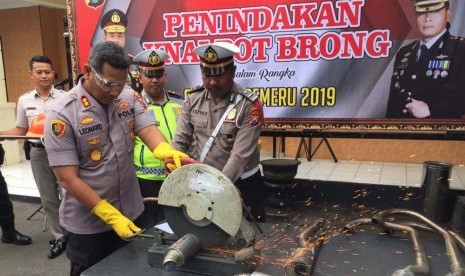 Knalpot brong dan kolong dimusnahkan polisi.