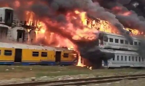  Kebakaran melanda kereta bekas di area konservasi di Stasiun Cikaum.