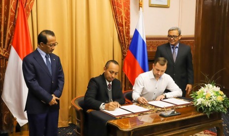  Tiga perusahaan asal Kabupaten Bogor menandatangani empat perjanjian kerja sama atau MoU dengan para mitranya di Rusia.