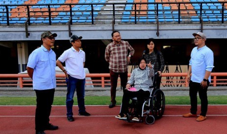 Wali Kota Surabaya Tri Rismaharini melakukan sidak proses perbaikan Stadion GBT