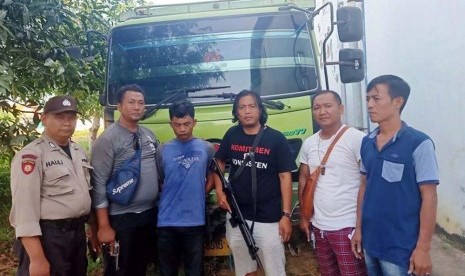 Pelaku penggelapan truk gandeng diserbu di sebuah gudang di Madura.