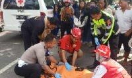  Tim Unit Laka Polres dan PMI Sragen saat mengevakuasi jasad nenek pedagang yang tewas dilindas Bus Eka di dekat Transito, Sragen, Jumat (14/2/2020) siang. Foto/Wardoyo