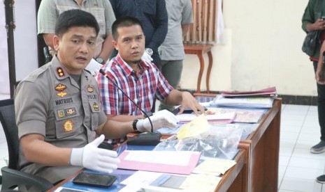  Polres Purwakarta akhirnya menahan mantan Kepala Desa Anjun Kecamatan Plered, Kabupaten Purwakarta. Mantan kades itu ditahan atas dugaan kasus penggelapan uang sewa tanah kas desa bernilai ratusan juta.