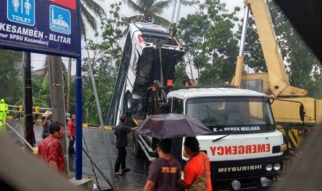 Polisi: Sopir Bus Rombongan Guru Terjun ke Jurang Kondisinya Kritis