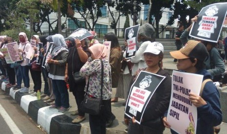  Puluhan ibu-ibu berunjuk rasa di Taman Vanda, Jalan Merdeka, Kota Bandung, Kamis (10/10).