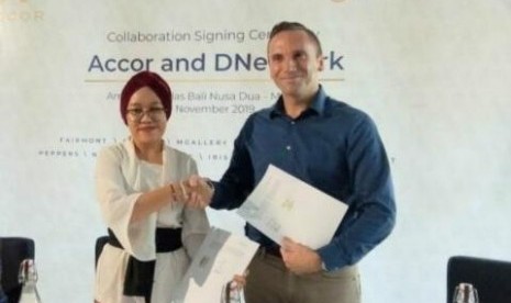  Hani Fauzia Ramadhani (kiri), Project Manager Dnetwork (kiri) dan Garth Simmons, Chief Operating Officer Accor Malaysia, Indonesia, Singapura dan Asia Selatan