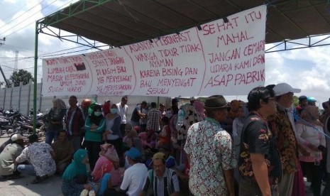 Buang Limbah Pabrik Furniture Diserbu Warga Mojokerto Republika Online Buang Limbah Pabrik Furniture Diserbu Warga Mojokerto Republika Online