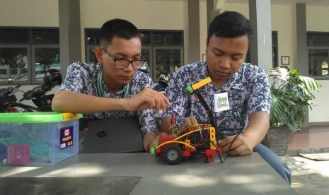  Siswa MAN 2 Tasikmalaya, Syahrul Abidin dan Nizar Ainul Yakin meraih juara pertama dalam kompetisi robotik madrasah 2019 yang digelar Direktorat Kurikulum Sarana Kelembagaan dan Kesiswaan (KSKK) Madrasah Direktorat Jenderal Pendidikan Islam Kementerian Agama RI di Grand City Mall Surabaya 16-17 November 2019 kemarin.