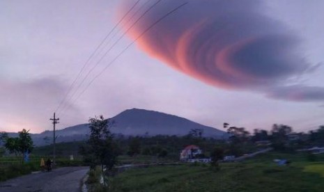  Penampakan awan tebal unik di atas lereng Gunung Lawu. Foto/FB