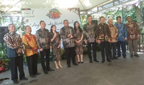  Konsorsium Biologi Indonesia (KOBI) memberikan penghargaan Anugerah Biodiversty kepada Almahurmah Ani Yudhoyono, Selasa (5/11).