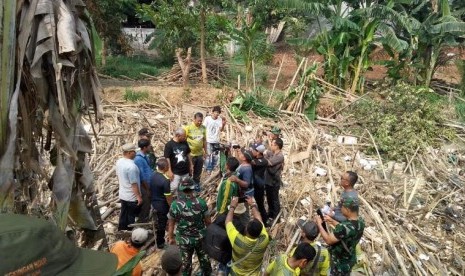 Petugas gabungan dari Bekasi-Bogor bersih-bersih sungai Cikeas dari sampah bambu