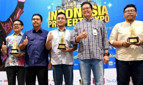 Direktur Consumer Banking PT Bank Tabungan Negara (Persero) Tbk, Budi Satria (kedua dari kiri) disela-sela penutupan IPEX 2019.