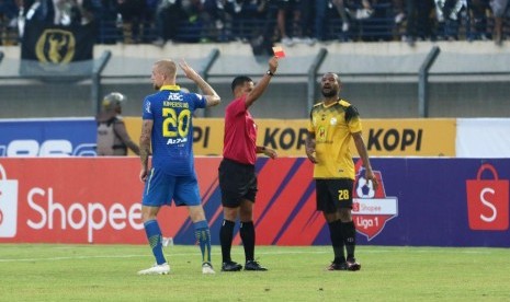  Djanur Kecewa Gaya Kepemimpinan Wasit Persib vs Barito