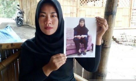 Selpi Lusniawati (27) memperlihatkan foto sang ibu, Alis Juariah, TKI asal Kampung Muhara, Desa Haurwangi, Kecamatan Haurwangi, Cianjur