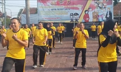 Berat Badan Polisi: Polisi Majalengka Kelilingi Lapangan Demi Turunkan Berat Badan