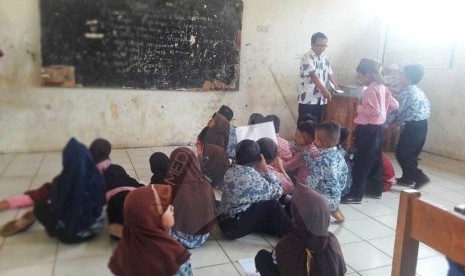 Indramayu: menyambi sebagai buruh pemetik cabai karena honornya tak kunjung turun