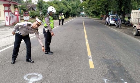 Dua pengemudi motor bertabrakan, satu meninggal dihantam truk.