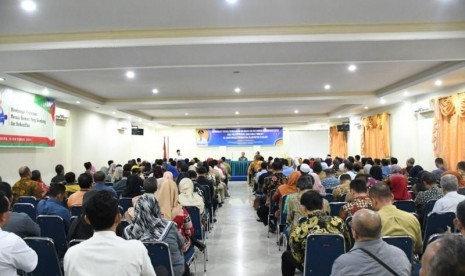  Plt Bupati Cianjur Herman Suherman menghadiri sekaligus membuka acara bimbingan teknis (Bimtek) sosialisasi aplikasi Online Single Submission (OSS) untuk para pelaku usaha dan dinas terkait di lingkungan pemerintah Kabupaten Cianjur di Hotel Delaga Biru Pacet, Cianjur, Senin (14/10).