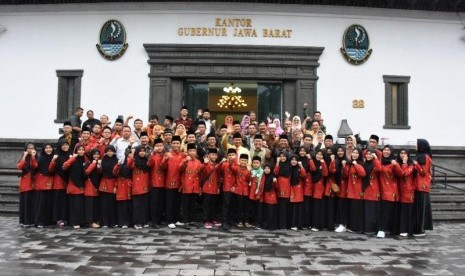  Wakil Gubernur Jawa Barat Uu Ruzhanul Ulum melepas kontingen Jabar, yang akan berkompetisi dalam Pekan Keterampilan dan Seni Pendidikan Agama Islam (Pentasi PAI) Tingkat Nasional IX 2019, di Gedung Sate, Kota Bandung.