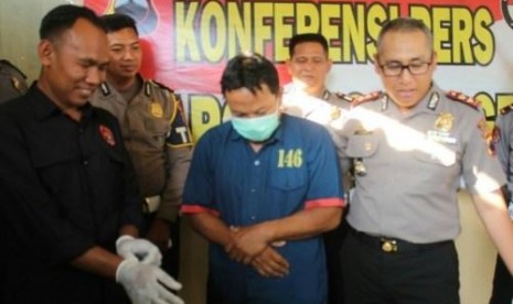  Tersangka tabrak lari yang menewaskan Bripka Kurniawan saat dihadirkan di Mapolres Sragen, Senin (18/11/2019). Foto/Wardoyo