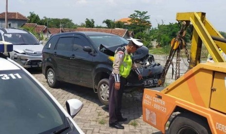 Mobil Xenia menabrak truk di Tol Jombang-Mojokerto.