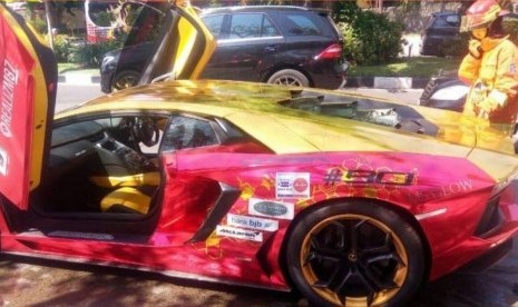 Mobil Sport Lamborghini Terbakar di Surabaya