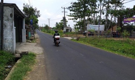  Masyarakat Babakan kaliki Desa/Kecamatan Mangunreja Kabupaten Tasikmalaya mengeluhkan kondisi ruas jalan Mangunreja-Sukaraja yang minim Penerangan Jalan Umum (PJU).