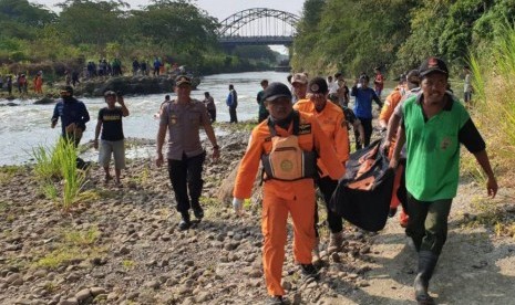 Tim gabungan menemukan jenazah korban tenggelam di Sungai Brantas.