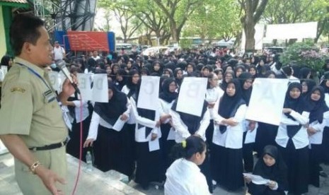  Ribuan peserta seleksi CPNS Sukoharjo bersiap melakukan registrasi untuk ujiaj CAT di GOR Diponegoro Sragen, Senin (5/11/2018). Foto/Wardoyo