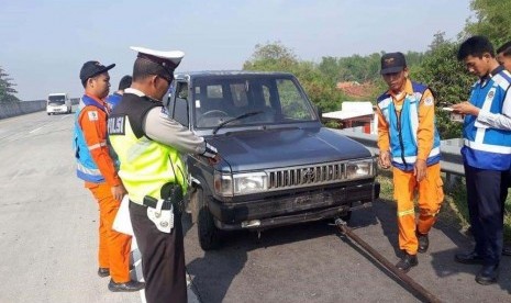 Toyota Kijang Kecelakaan: Kecelakaan tunggal itu terjadi diduga akibat mobil Kijang mengalami pecah ban