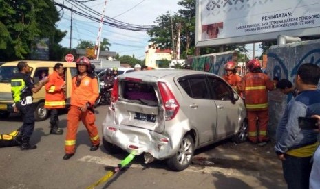 Suzuki Splash tabrak tembok Stasiun Wonokromo