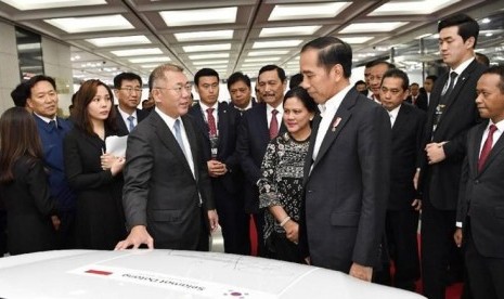 Presiden Joko Widodo saat mengunjungi Pabrik Hyundai di Ulsan, Korea Selatan (Foto: cnbcindonesia.com)