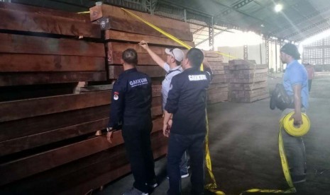 17 kontainer kayu ilegal ditahan di Pelabuhan Tanjung Perak