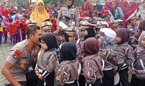  Kapolda Jabar ajarkan anak-anak berlalu lintas dengan baik