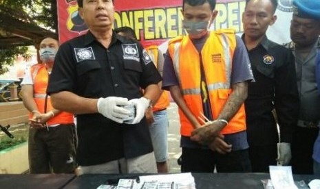  Kasat Narkoba AKP Djoko SU saat menghadirkan bandar pil koplo asal Masaran yang digerebek dengan barang bukti ribuan pil koplo. Foto/Wardoyo