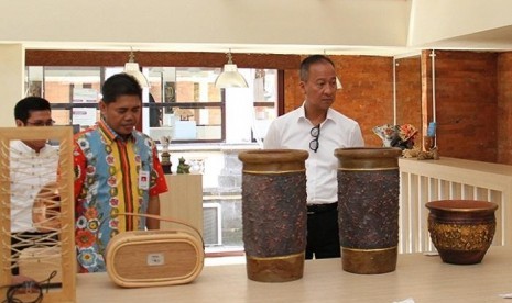 Menperin Agus Gumiwang Kartasasmita (kanan) didampingi Kepala Badan Pengembangan Sumber Daya Manusia Industri Kemenperin, Eko S.A. Cahyanto, di Bali Creative Industry Center (BCIC). (dok. Kemenperin)